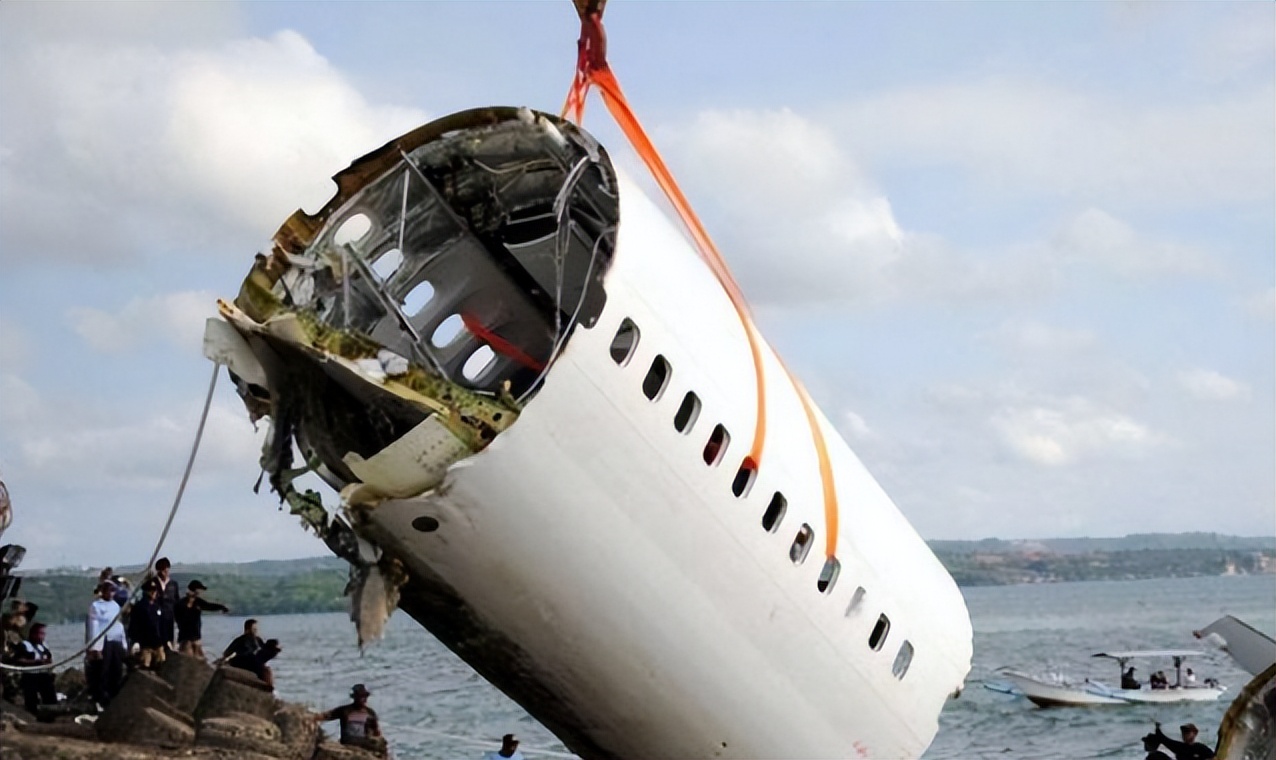 东航MU5735搜救，飞机残骸深入地下20米，为何不使用挖掘机？休闲区蓝鸢梦想 - Www.slyday.coM