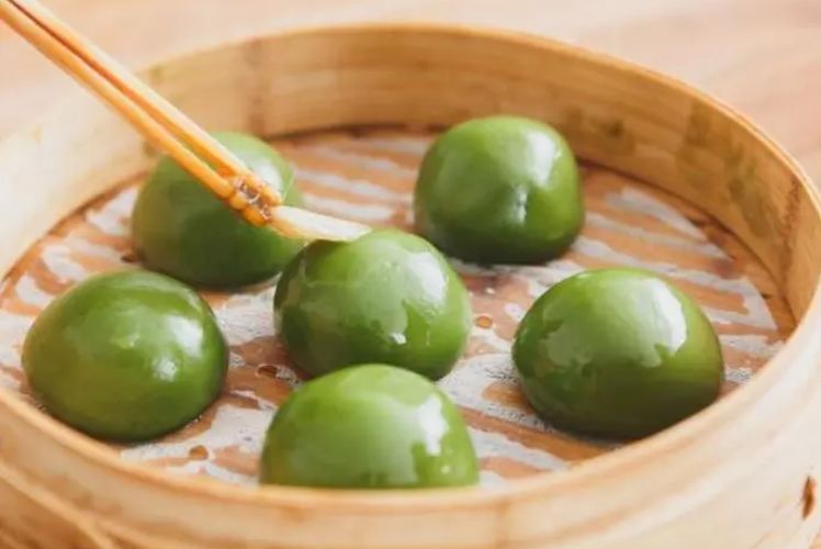做青团，别只会加糯米粉！牢记3点窍门，青团饱满不塌，碧绿不黑
