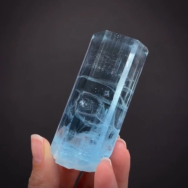 本月生辰石的排面:167克拉海蓝宝石(六方柱 六方双锥晶体)