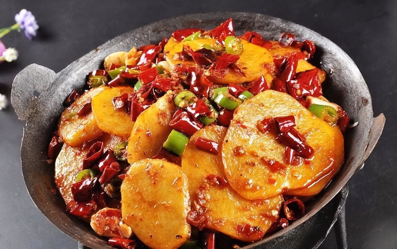 下饭必备神器干锅五花肉土豆片麻辣椒香制作简单超下饭