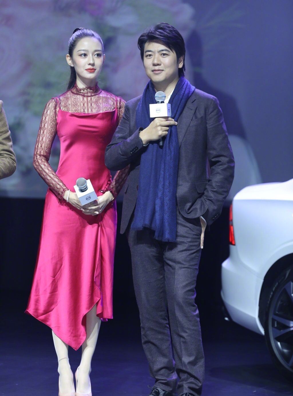 郎朗夫妻演出合影穿鱼尾裙有名媛千金气场身高跟老公一样高