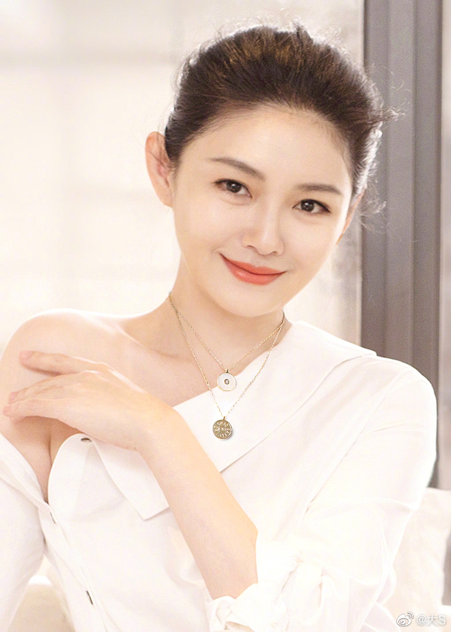 今年已经52岁年龄的具俊晔也是在3月8日宣布与45岁的大s徐熙媛结婚,他