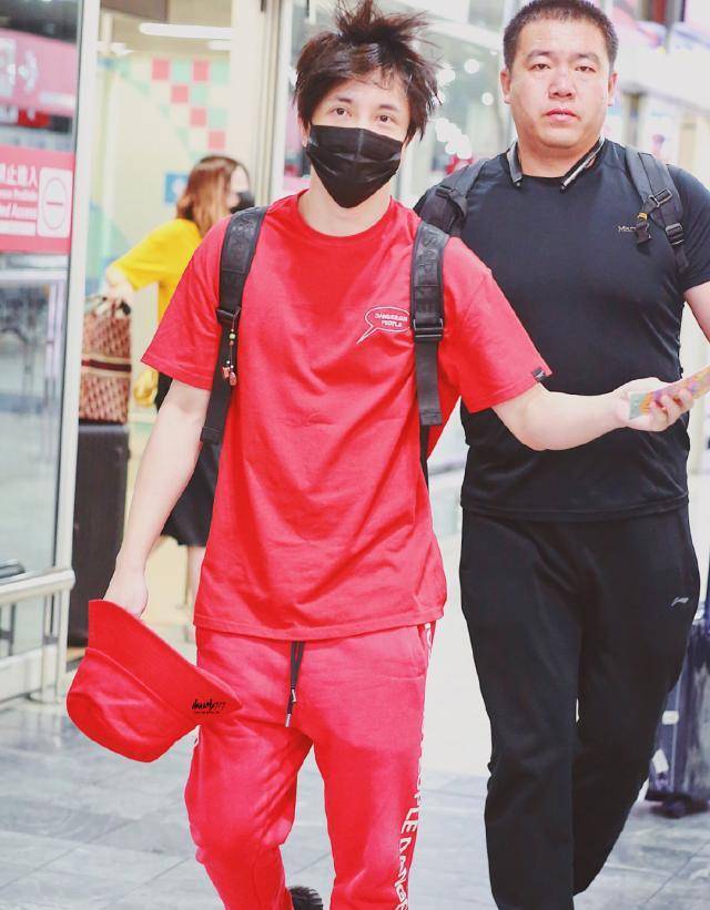 薛之谦身高172cm,不过在这样一套休闲搭配的衬托下,薛之谦看上去意外