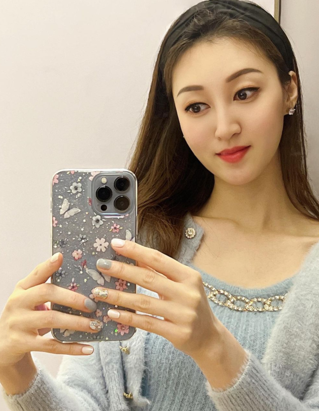 tvb宫女何艳娟传收3亿赡养费过富贵生活在家学舞蹈秀性感舞姿