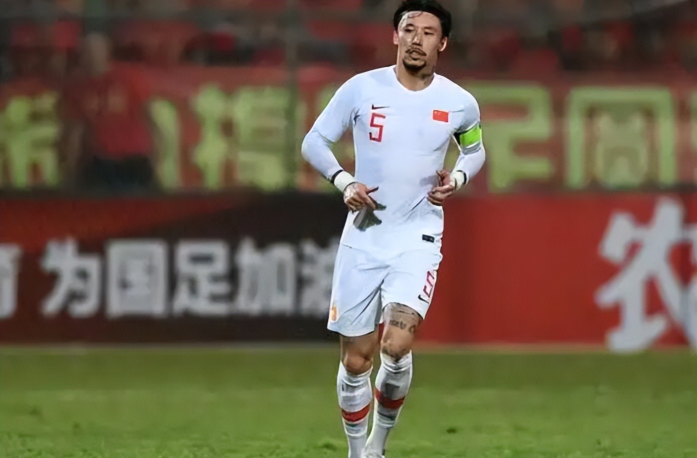 张琳芃真老了后场玩火解围踢空气他或成国足定时炸弹