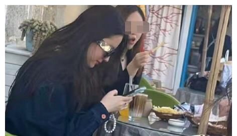 偶遇34岁刘亦菲,路边吃饭接地气!生图毫无ps,被赞气质出众休闲区蓝鸢梦想 - Www.slyday.coM 偶遇34岁刘亦菲,路边吃饭接地气!生图毫无ps,被赞气质出众休闲区蓝鸢梦想 - Www.slyday.coM