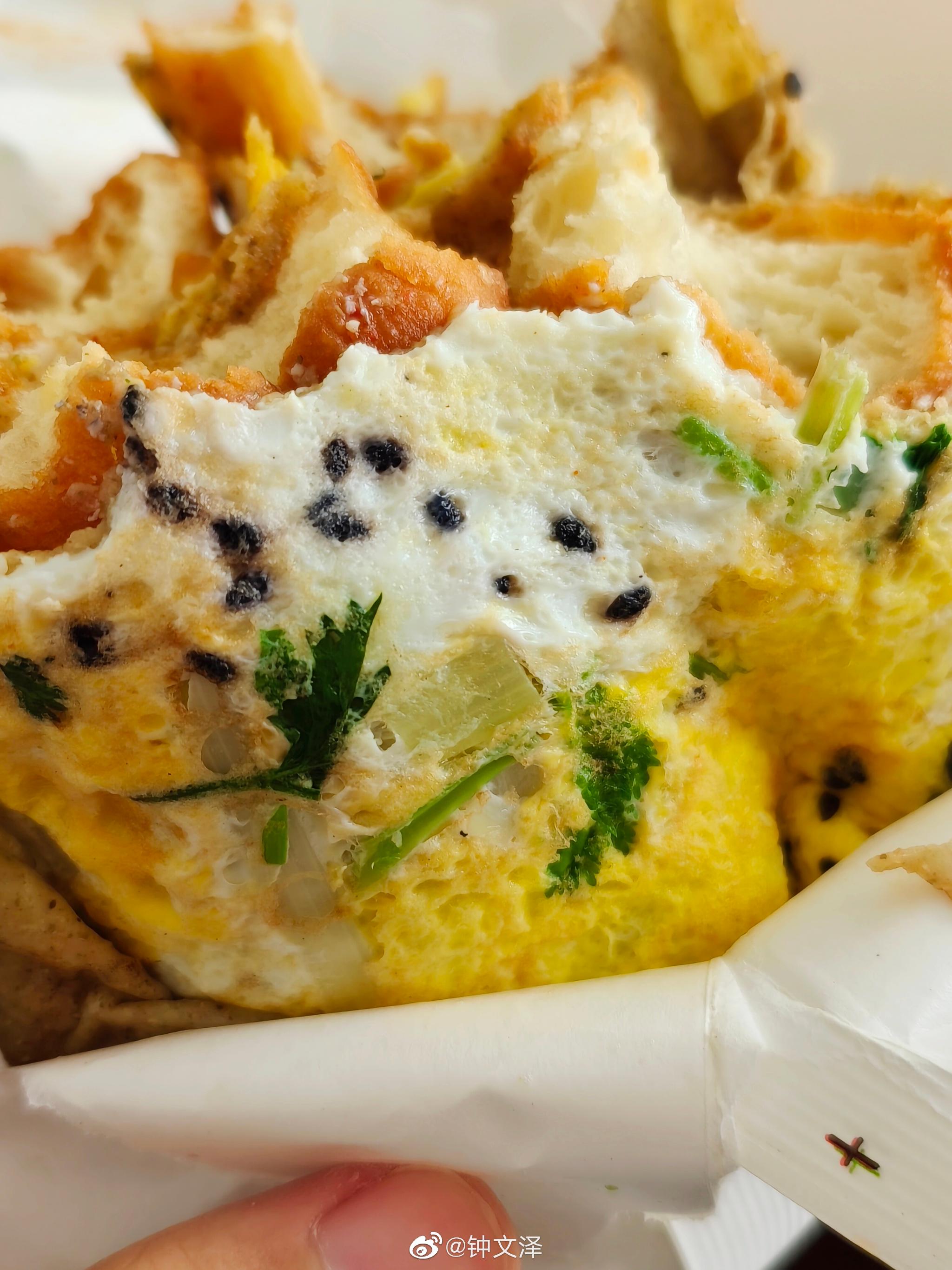 中午来一套煎饼果子加了两个蛋