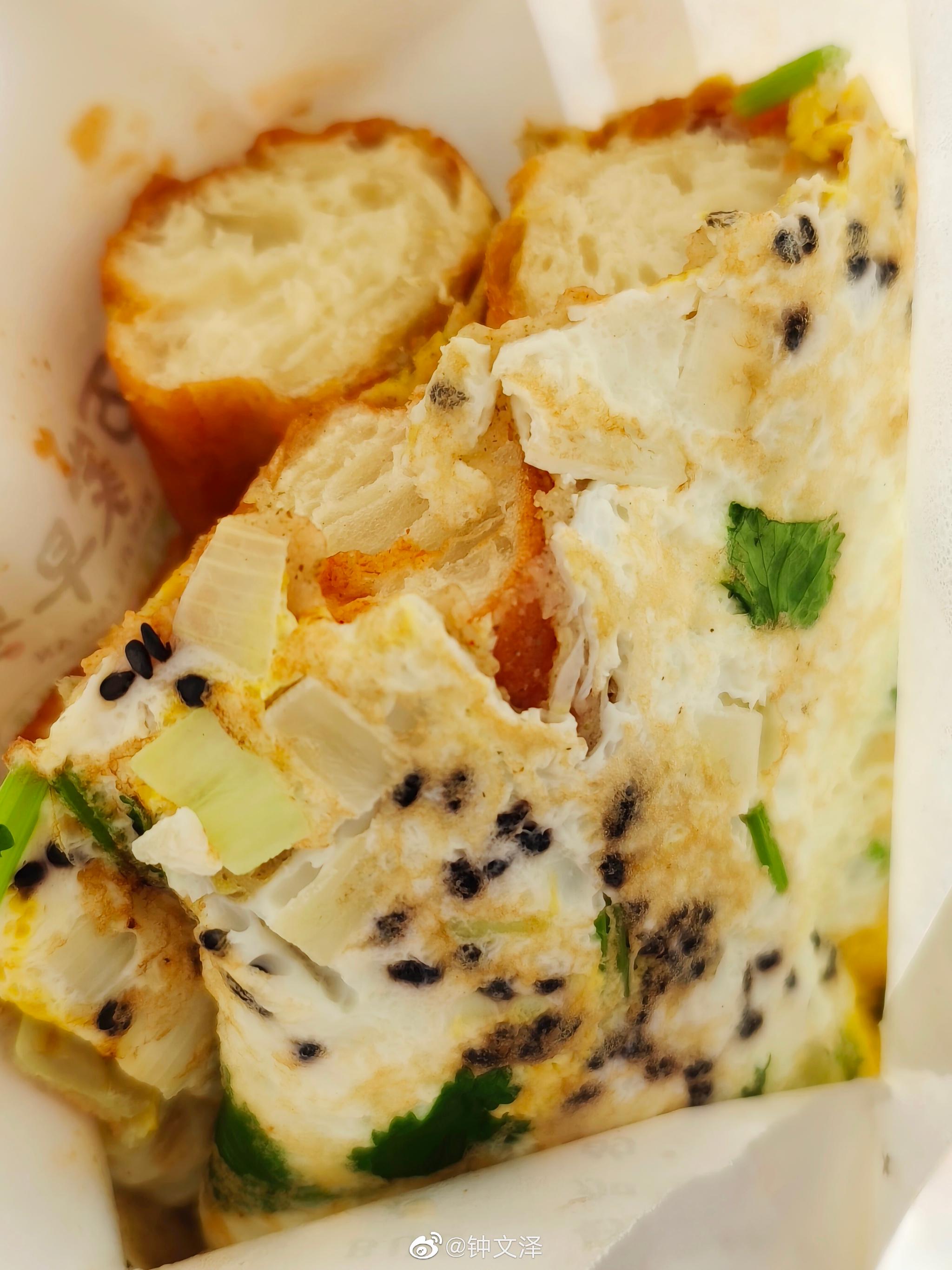 中午来一套煎饼果子加了两个蛋