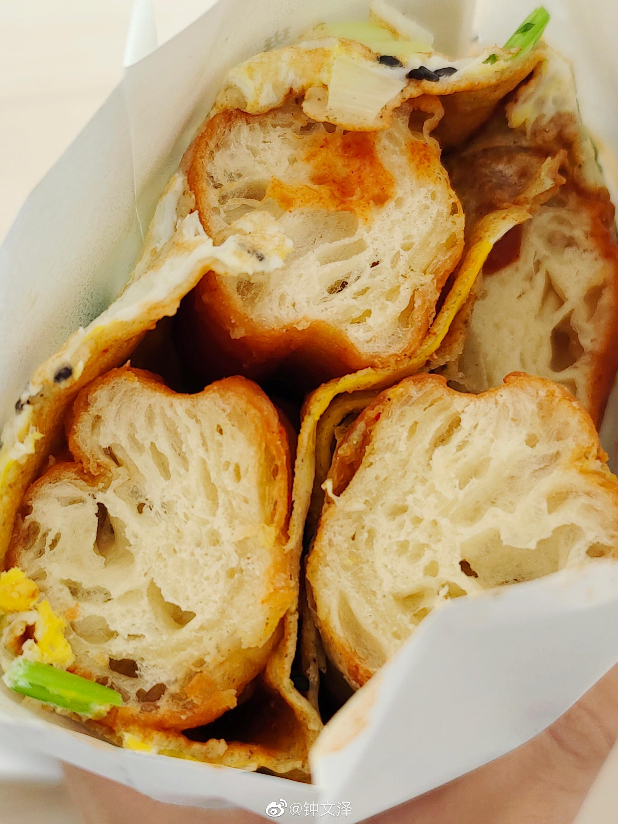 中午来一套煎饼果子加了两个蛋