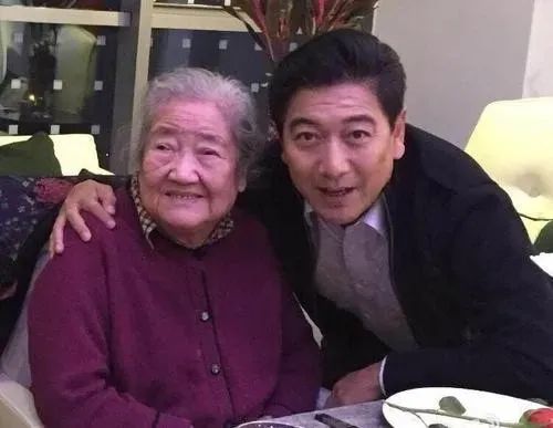 水均益女儿罕露面现身北京街头不戴口罩喝酒出身清华颜值惊人