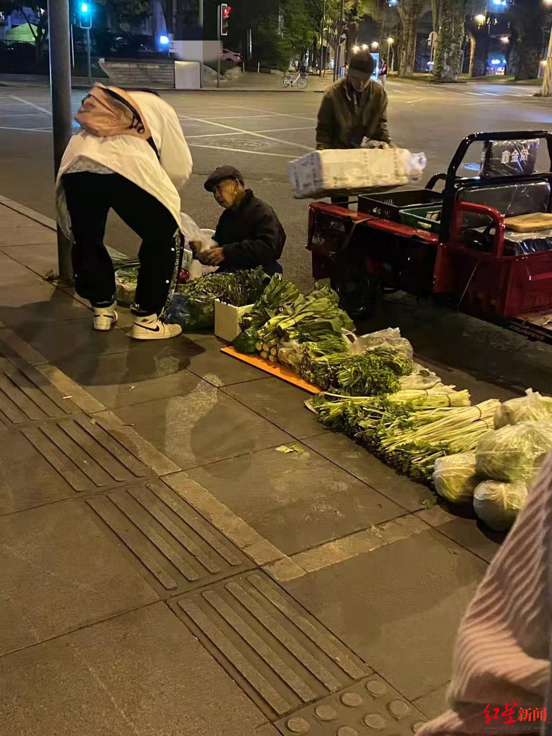 大爷深夜摆摊卖菜200多网友建群为他制定一个长期买菜计划