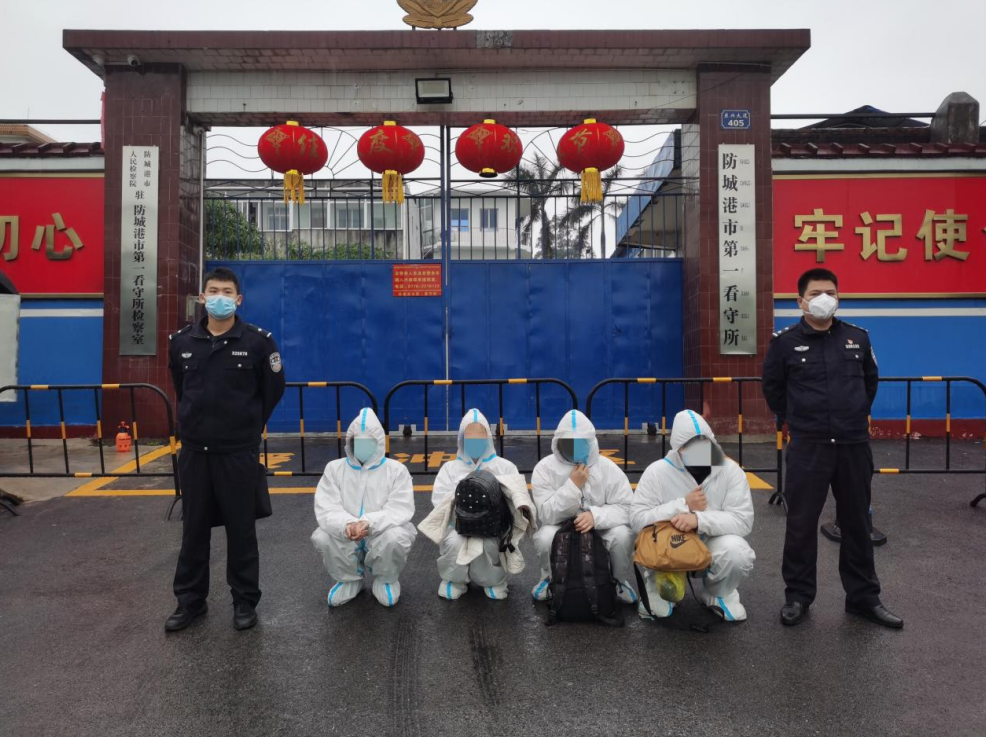 男子偷渡被抓其父竟主动送上锦旗