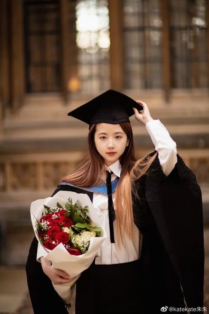 牛津大学数学女硕士晒毕业视频遭质疑，回应后又被议论行为风格休闲区蓝鸢梦想 - Www.slyday.coM