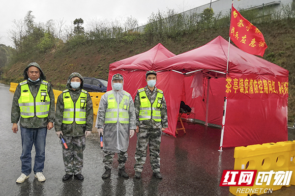 民兵上门群众暖心望城区人武部开展抗击疫情敲门行动