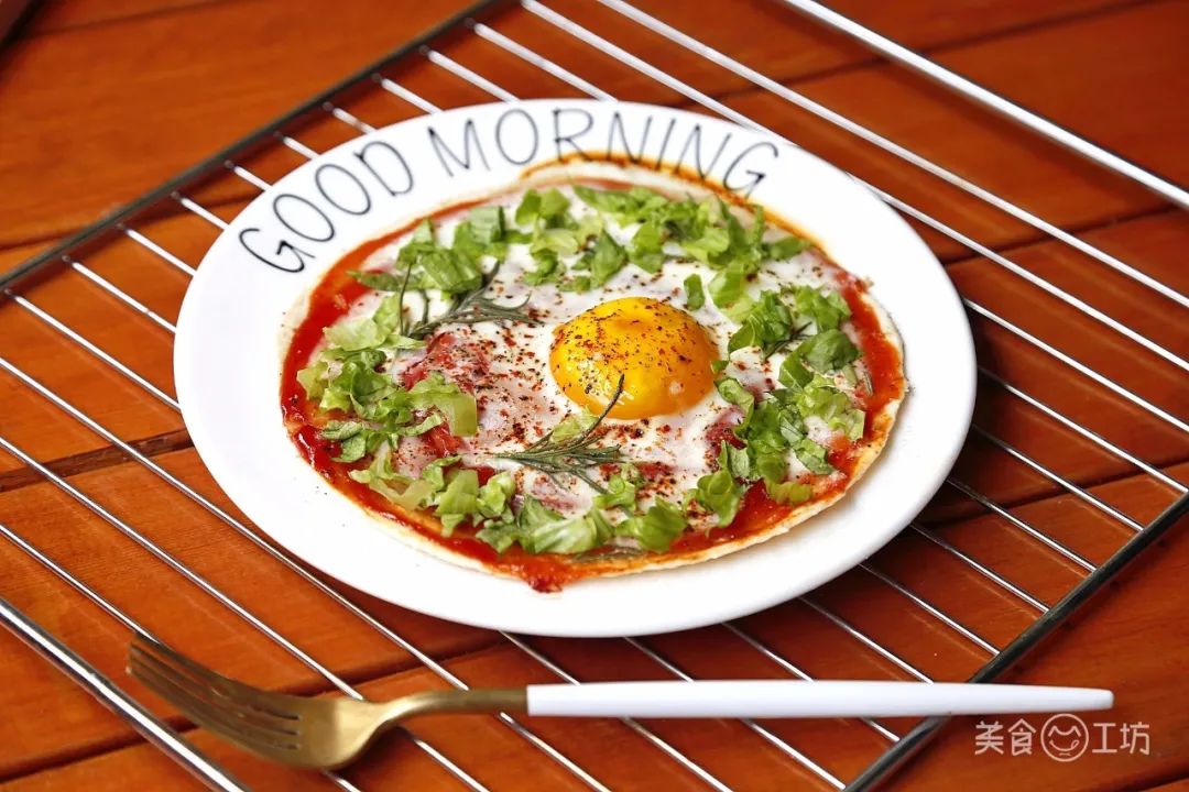 饼面有火腿的咸香和鸡蛋的鲜香相互叠加,加上迷迭香的加持和生菜的