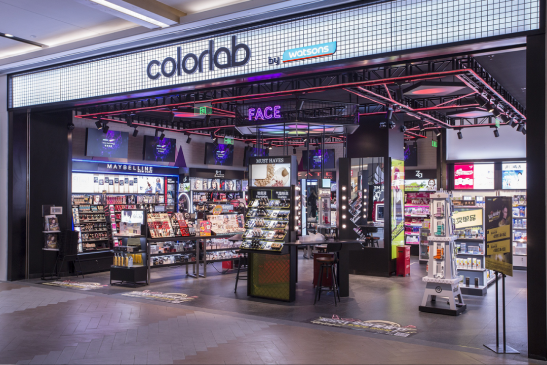 硬件上融入化妆,试妆等区域,colorlab的选品依旧覆盖了屈臣氏所有进口