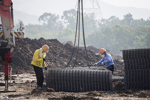 2月26日，元朗方艙醫院項目工地，工人們正在材料吊裝。中國建築國際集團 供圖