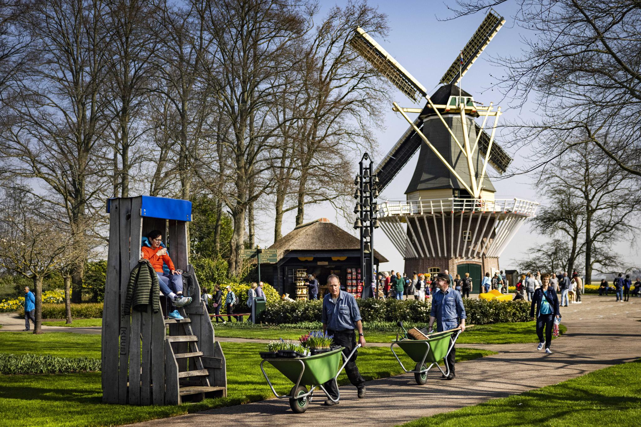新华社/欧新3月24日,游客在荷兰利瑟的库肯霍夫公园游玩.新华社/欧新