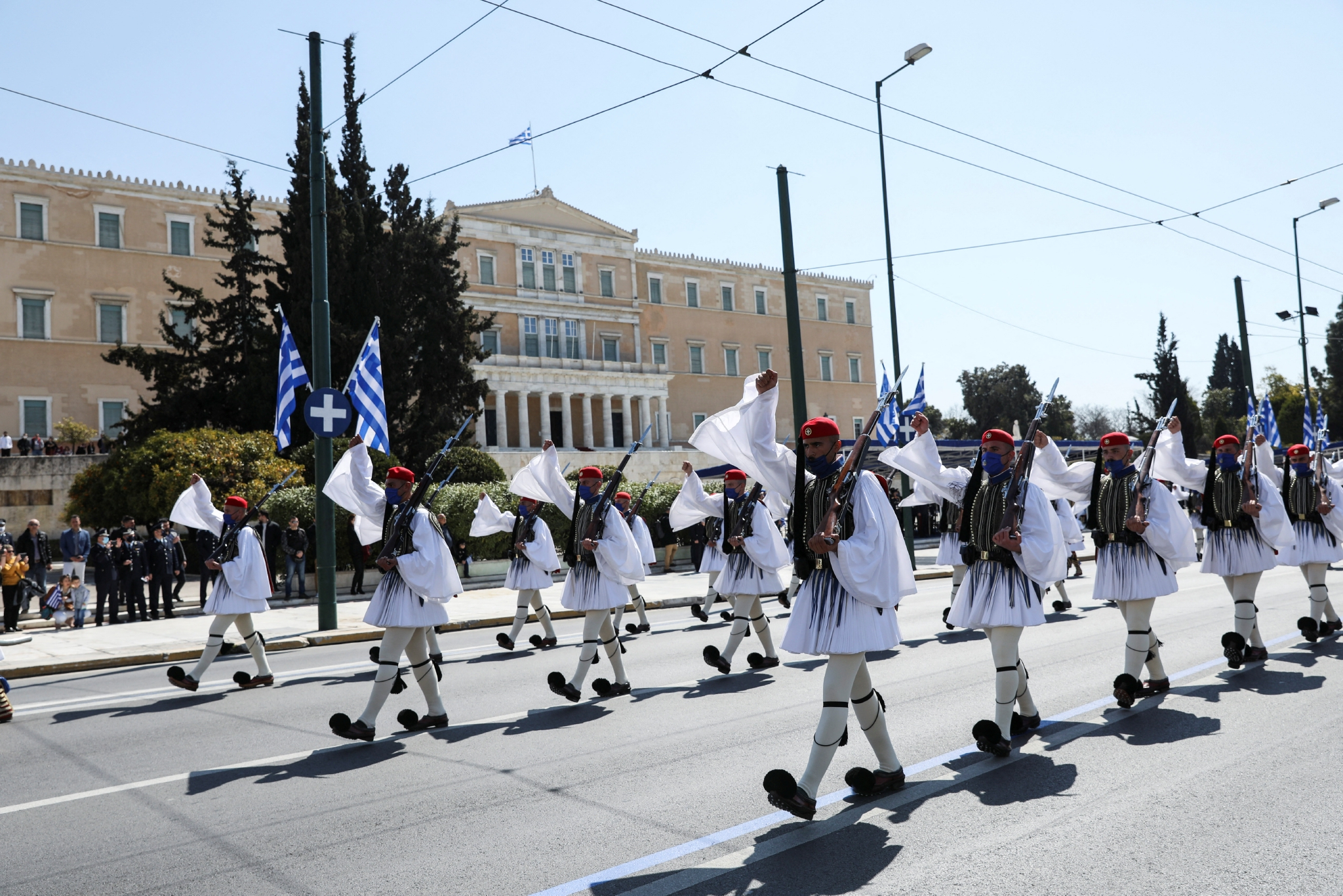 3月25日,希腊总统卫队参加在雅典举行的独立日阅兵仪式
