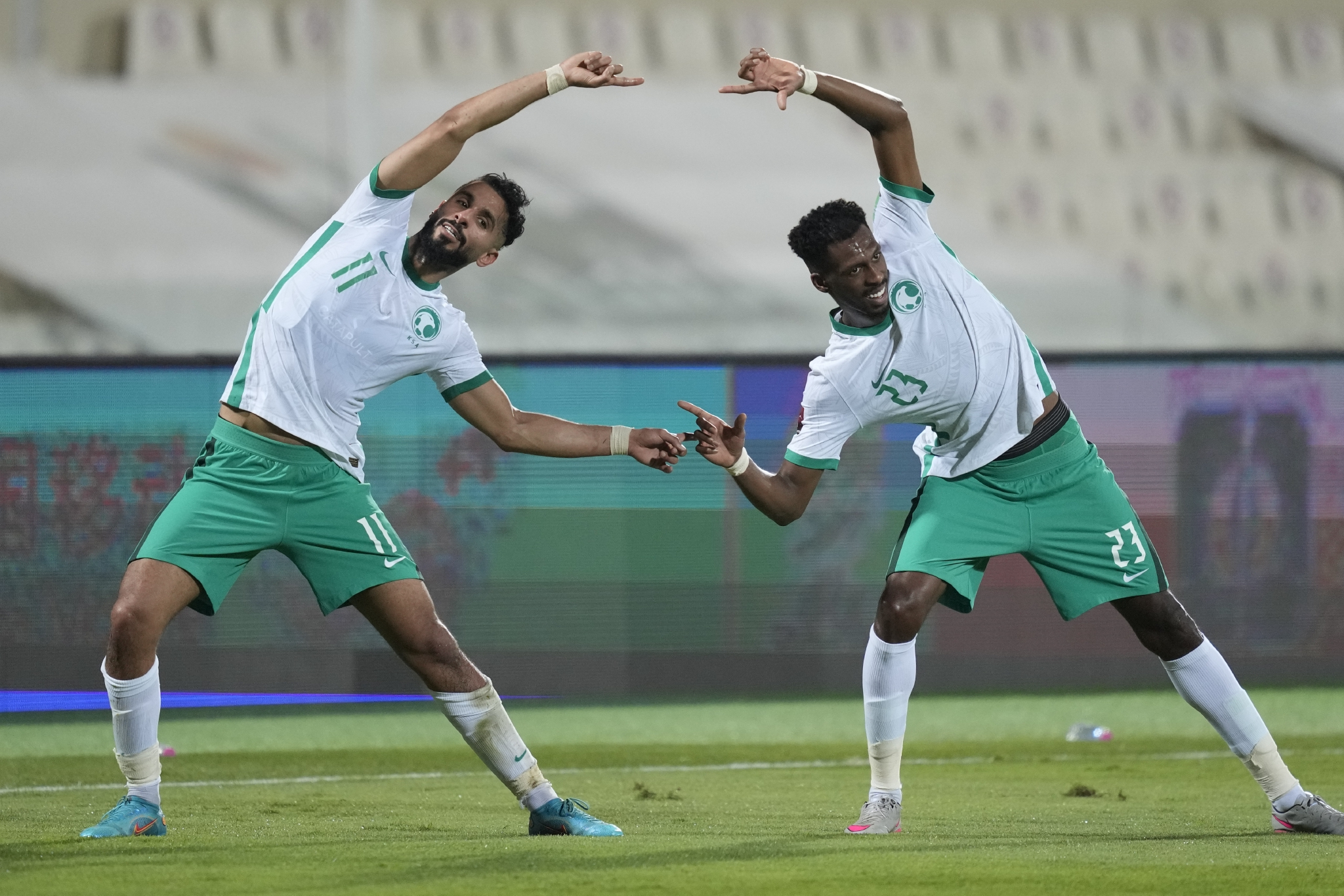 沙特队球员庆祝进球。