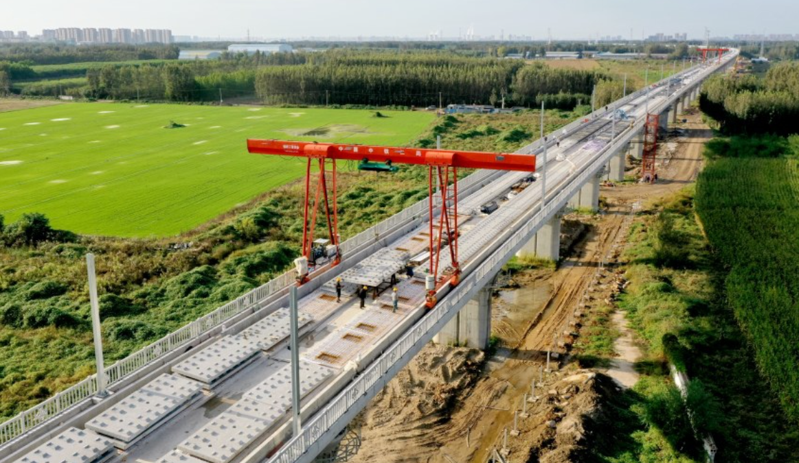 津围公路与津蓟铁路之间,是京唐,京滨及规划津承城际铁路的经停枢纽站