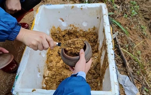 看得心都碎了！东航MU5735家属带走现场一罐泥土休闲区蓝鸢梦想 - Www.slyday.coM