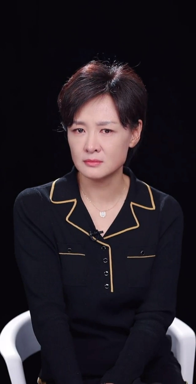央视主持人李小萌罕见失态崩溃痛哭声音哽咽戴钻石项链变化大