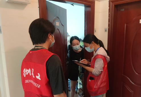 20名志愿者积极参与全民核酸检测"扫楼"行动,逐栋逐户排查"白名单"