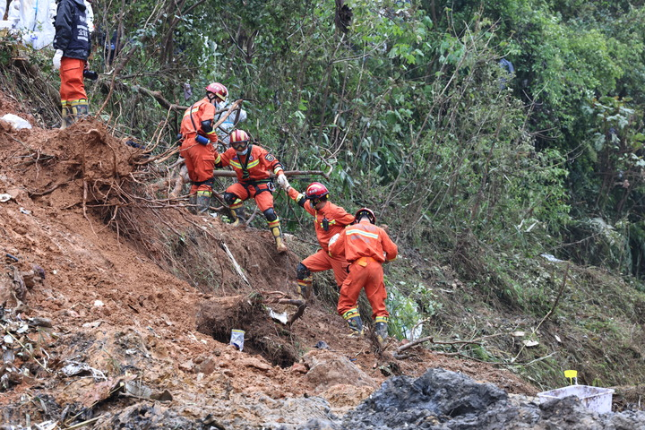 东航坠机事故：你关心的问题，最新权威回应来了！第一部黑匣子找到后，搜寻现场还有这些情况↘休闲区蓝鸢梦想 - Www.slyday.coM