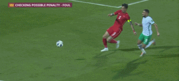 张琳芃多次铲抢对手。