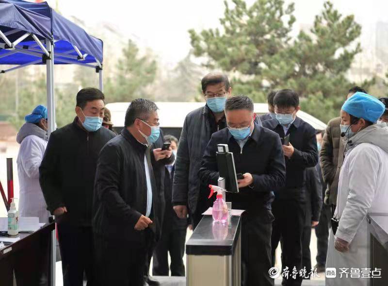 泰山区委副书记区长周鹏飞向泰安市妇幼保健院赠送锦旗