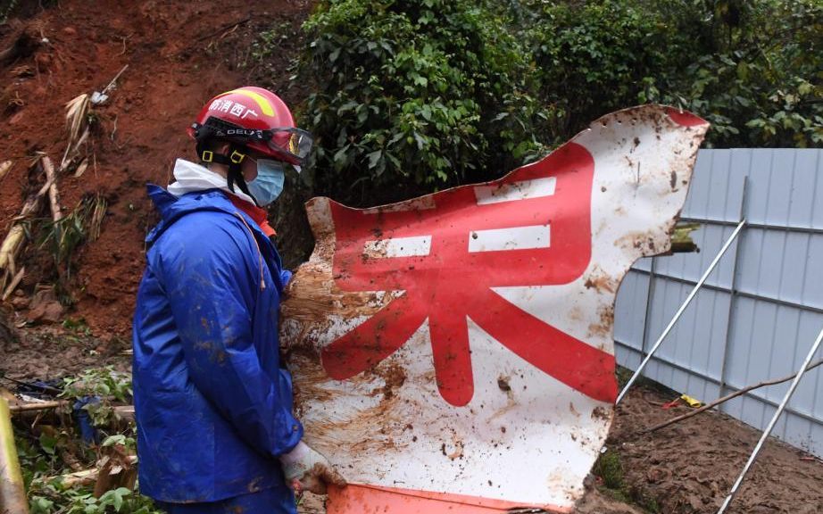 新闻8点见丨东航坠机现场搜救第五天 发现遗物101件、指纹检材18份休闲区蓝鸢梦想 - Www.slyday.coM