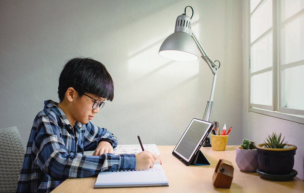 三年疫情两段网课越来越多的家长开始冷落在线教育