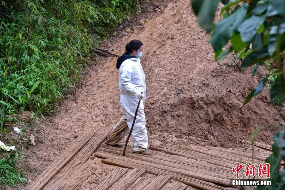 MU5735搜救现场，乘客家属带走一罐泥土休闲区蓝鸢梦想 - Www.slyday.coM