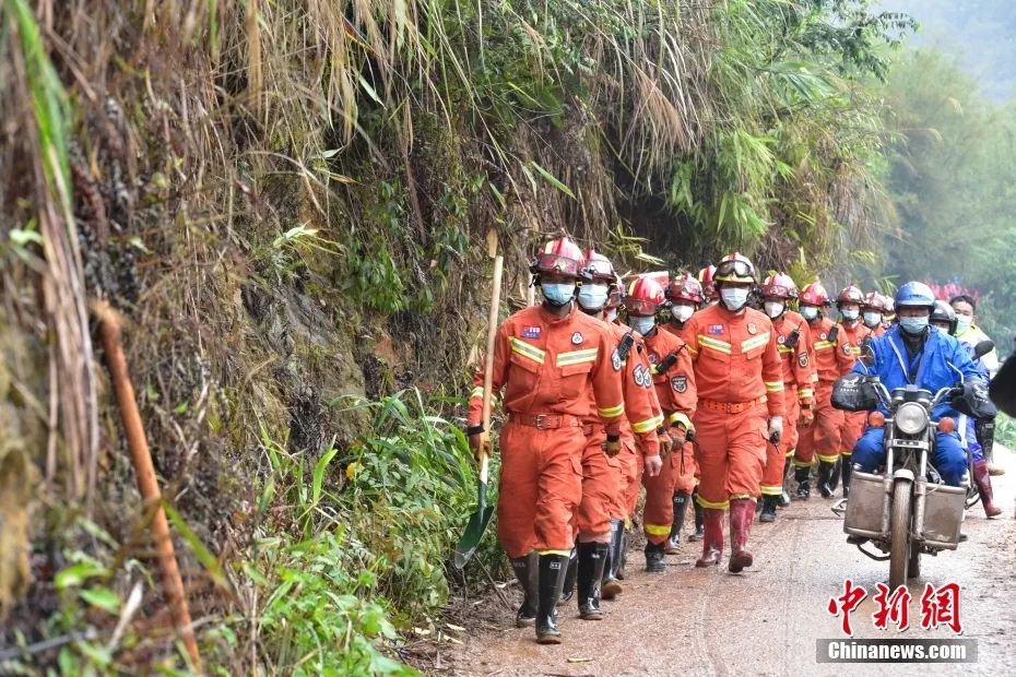 目前还未找到第二部黑匣子！家属带走现场一罐泥土...看的心都碎了！休闲区蓝鸢梦想 - Www.slyday.coM
