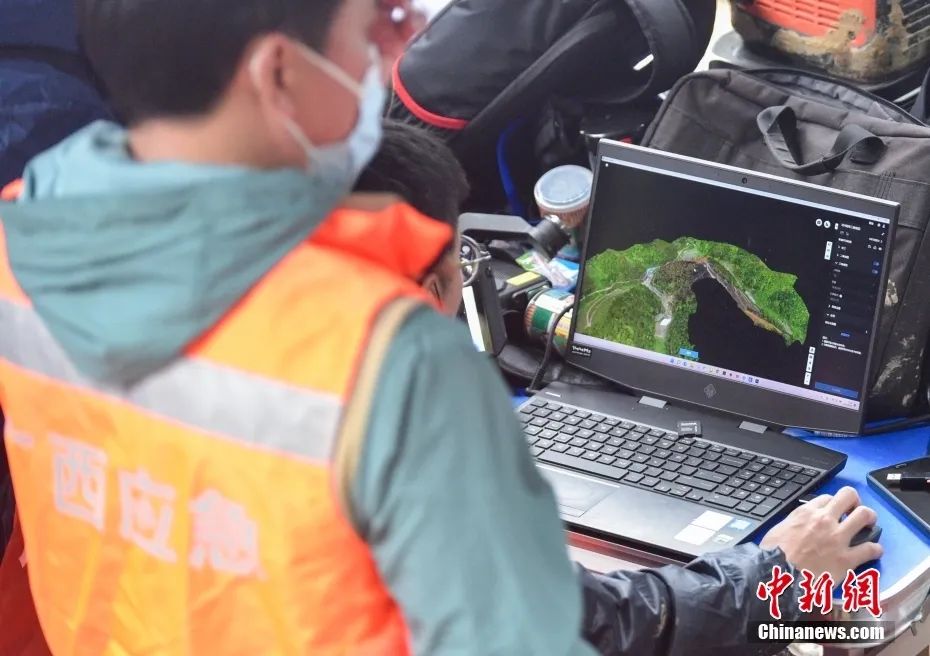目前还未找到第二部黑匣子！家属带走现场一罐泥土...看的心都碎了！休闲区蓝鸢梦想 - Www.slyday.coM