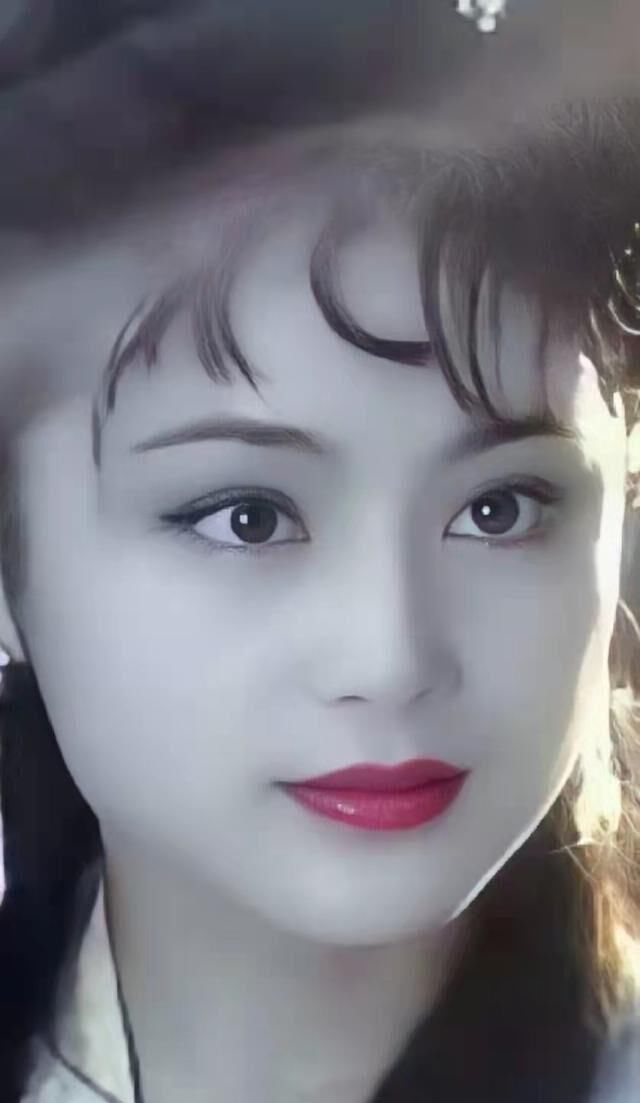 她曾是大陆第一美人虽已淡出娱乐圈可她的美貌却影响至今