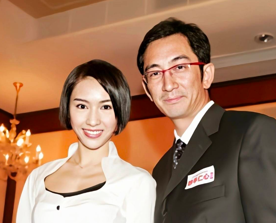 想到他的多情本性未变,在拍戏过程中又先后和金巧巧,罗泳娴走到了一起