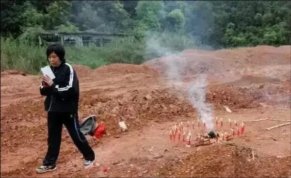 MU5735坠机后,家属带走现场泥土,为何对救援人员进行心理疏导休闲区蓝鸢梦想 - Www.slyday.coM MU5735坠机后,家属带走现场泥土,为何对救援人员进行心理疏导休闲区蓝鸢梦想 - Www.slyday.coM