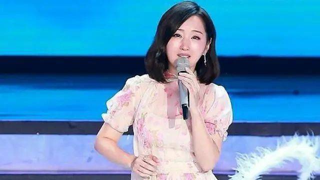 闻视介照片中的李静萍非常的漂亮,有着一双水汪汪的大眼睛,身材也