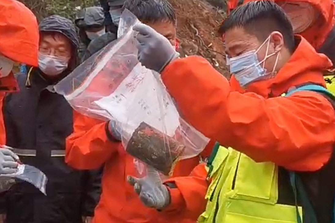 东航MU5735坠机点附近:没有找到生命迹象,已确认120人身份休闲区蓝鸢梦想 - Www.slyday.coM 东航MU5735坠机点附近:没有找到生命迹象,已确认120人身份休闲区蓝鸢梦想 - Www.slyday.coM