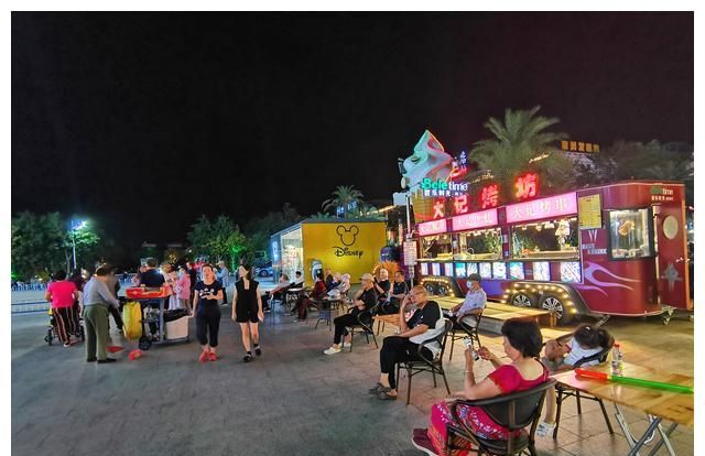 海南陵水夜游去哪这里是清水湾第一个购物中心老人活得有激情