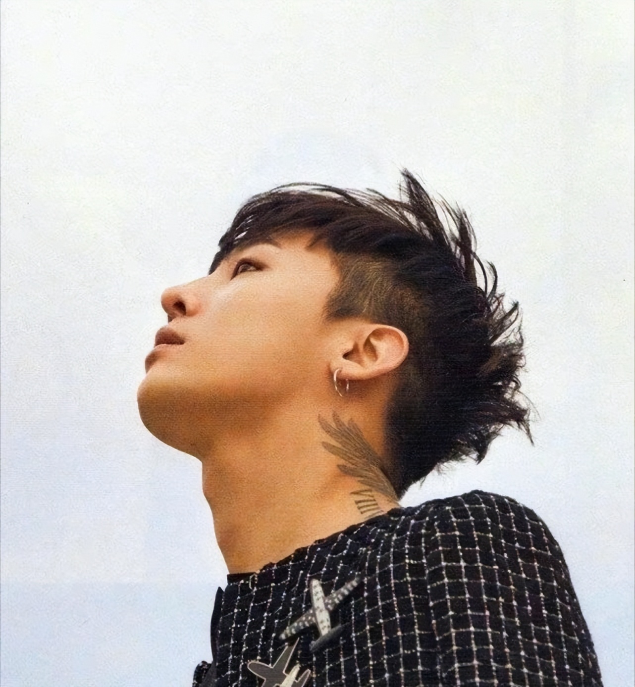 权志龙回归照曝光彩虹色长发十分个性你能get到吗