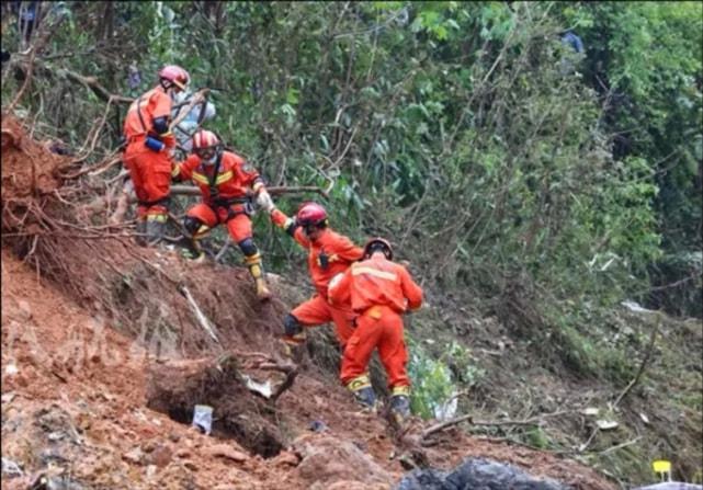 MU5735坠机后,家属带走现场泥土,为何对救援人员进行心理疏导休闲区蓝鸢梦想 - Www.slyday.coM MU5735坠机后,家属带走现场泥土,为何对救援人员进行心理疏导休闲区蓝鸢梦想 - Www.slyday.coM