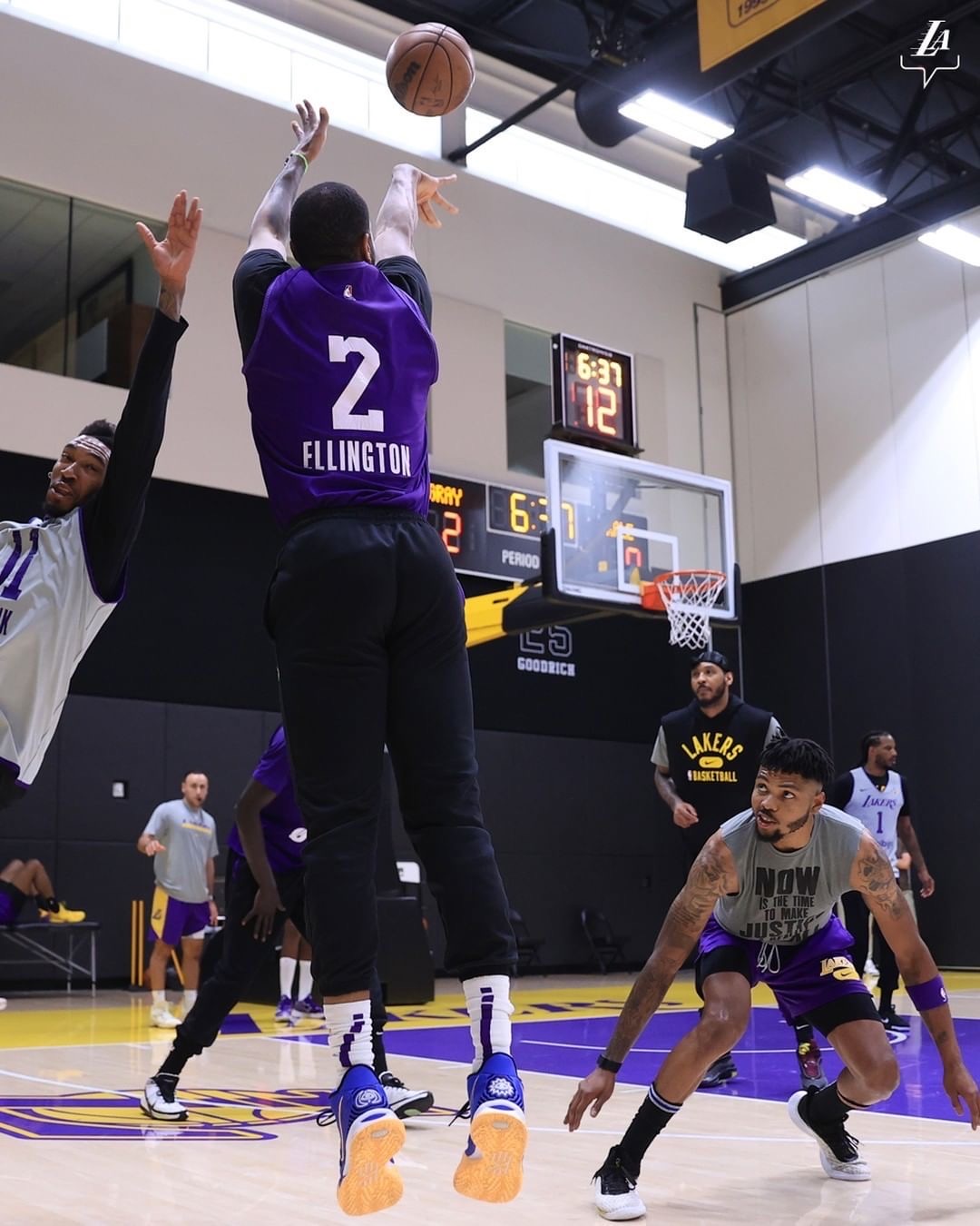 关键卡位战!湖人轻松备战,全队欢乐训练,球迷:争取拿下鹈鹕