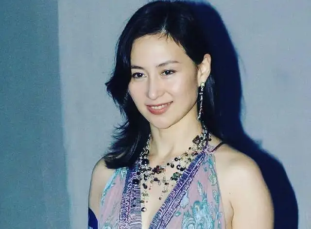 拿赌王女儿们的合照一对比就知道赌王最美女儿是59岁的何超琼