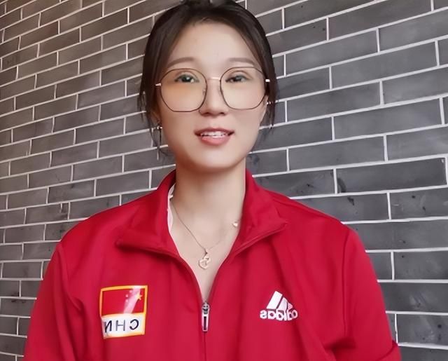女排王梦洁如今变化好大戴黑框眼镜气质优雅想世联赛发起冲击