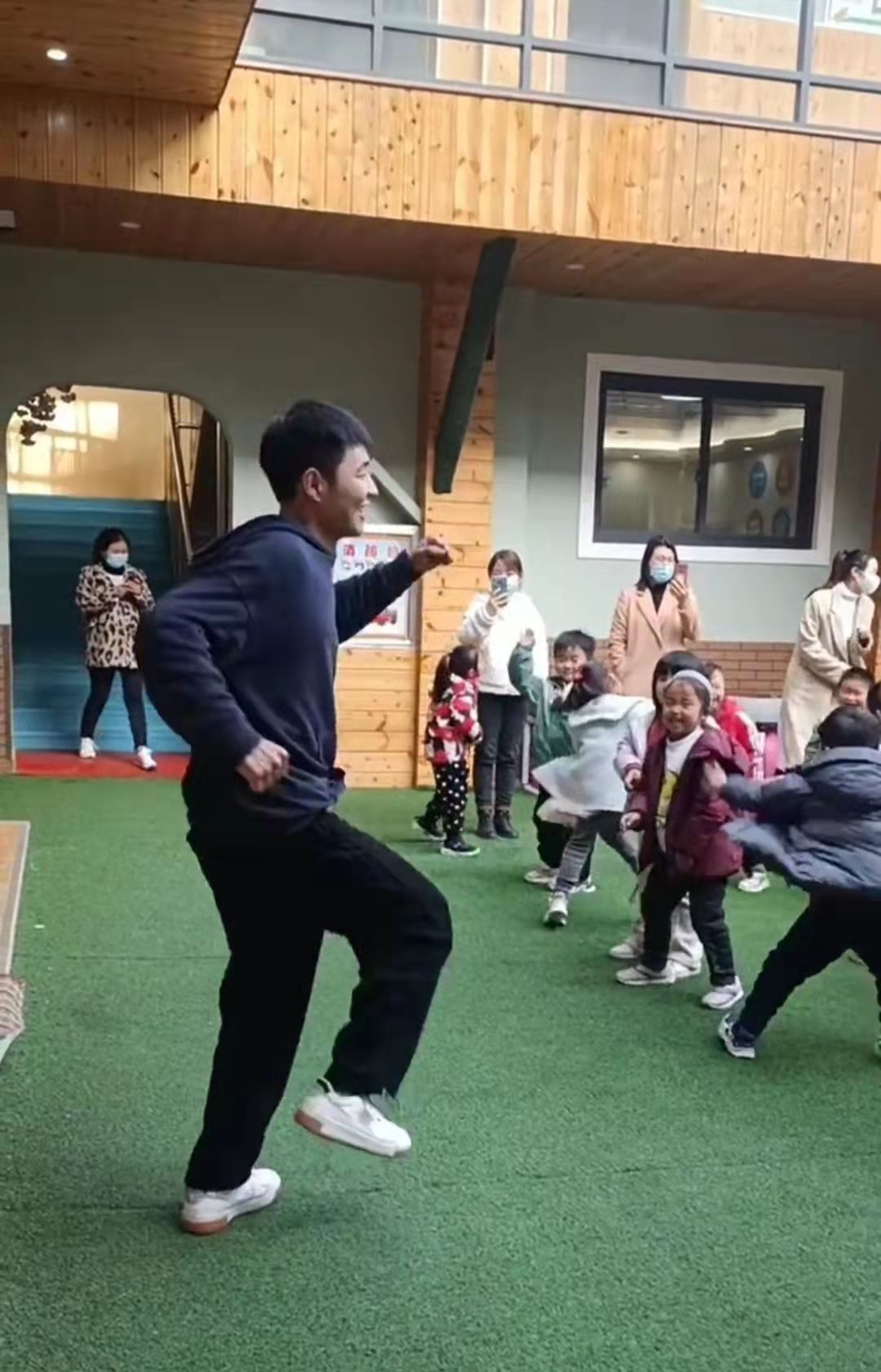河南一男幼师在幼儿园跳魔性舞蹈快乐值满满网友的评论一边倒