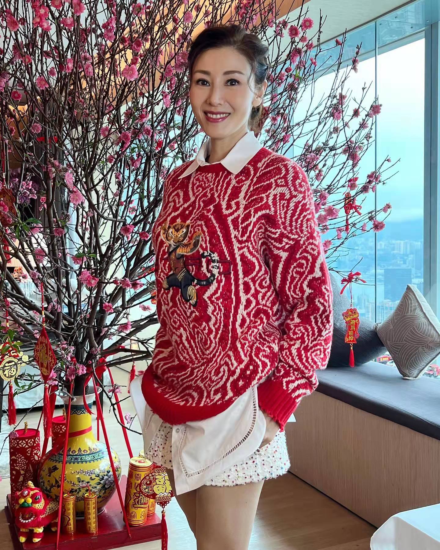 51岁李嘉欣晒素颜照毛孔粗法令纹深美人迟暮状态大不如前