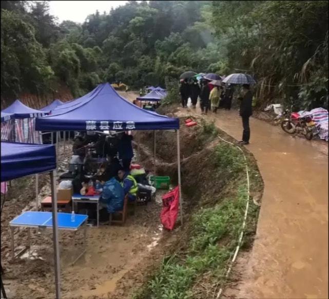 MU5735坠机后,家属带走现场泥土,为何对救援人员进行心理疏导休闲区蓝鸢梦想 - Www.slyday.coM MU5735坠机后,家属带走现场泥土,为何对救援人员进行心理疏导休闲区蓝鸢梦想 - Www.slyday.coM